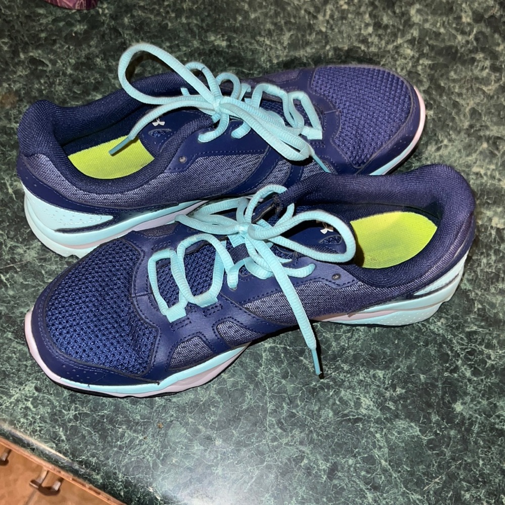 Tennis shoes